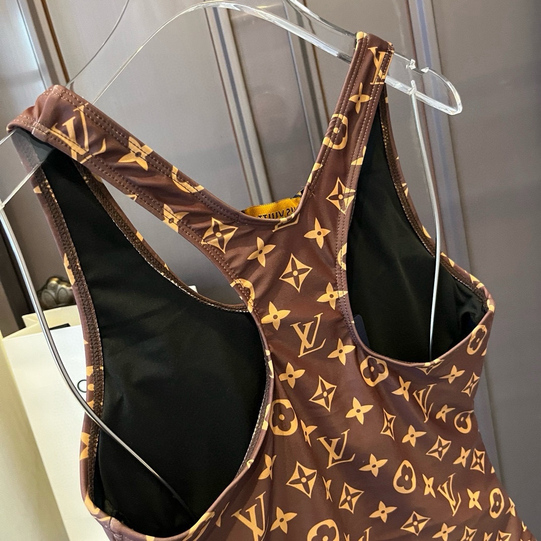 。
Lv路易威登新款连体泳衣  😍🥰适合多种场景的游泳衣🏊‍♀️海边 游泳池 温泉 水上乐园 漂流都可以