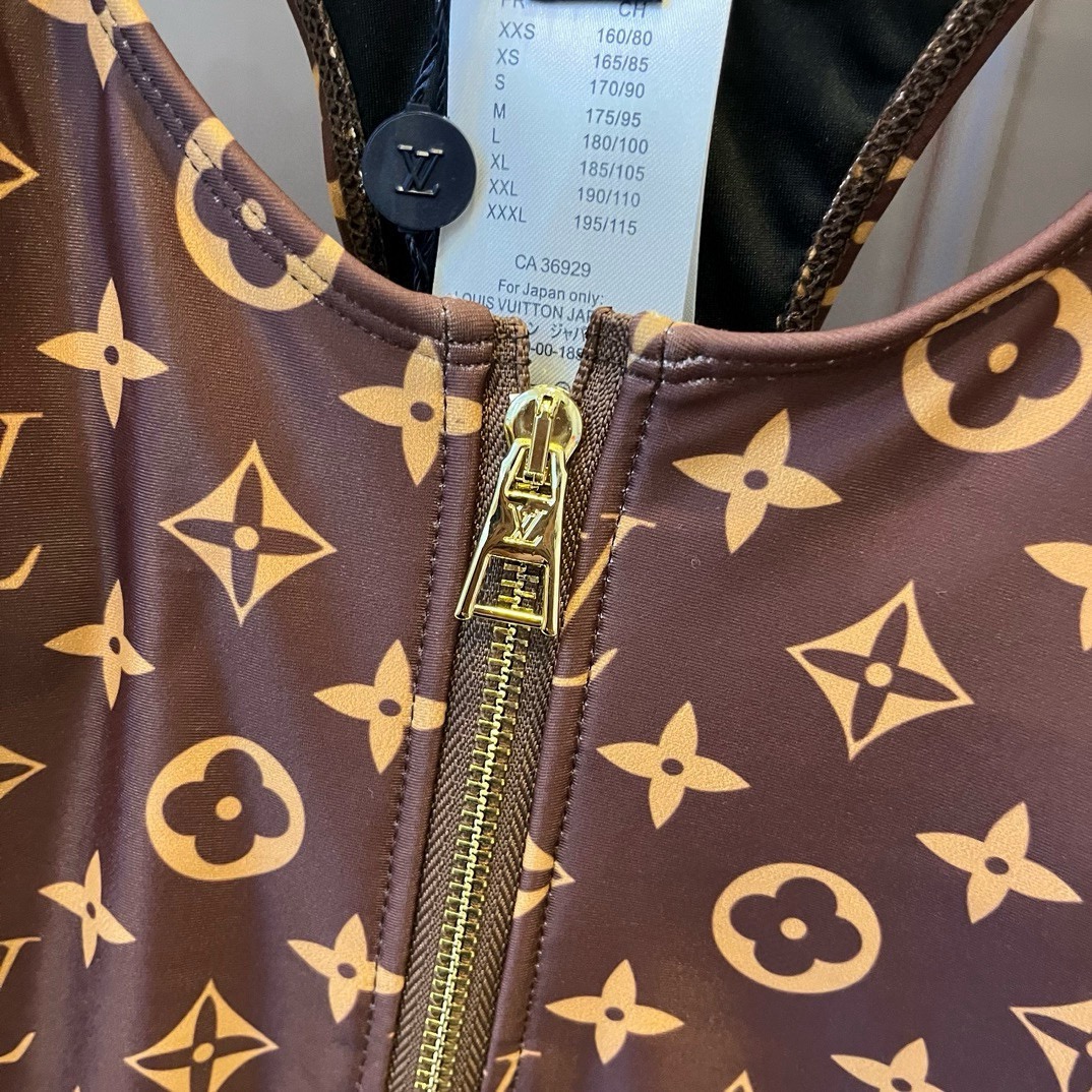 。
Lv路易威登新款连体泳衣  😍🥰适合多种场景的游泳衣🏊‍♀️海边 游泳池 温泉 水上乐园 漂流都可以