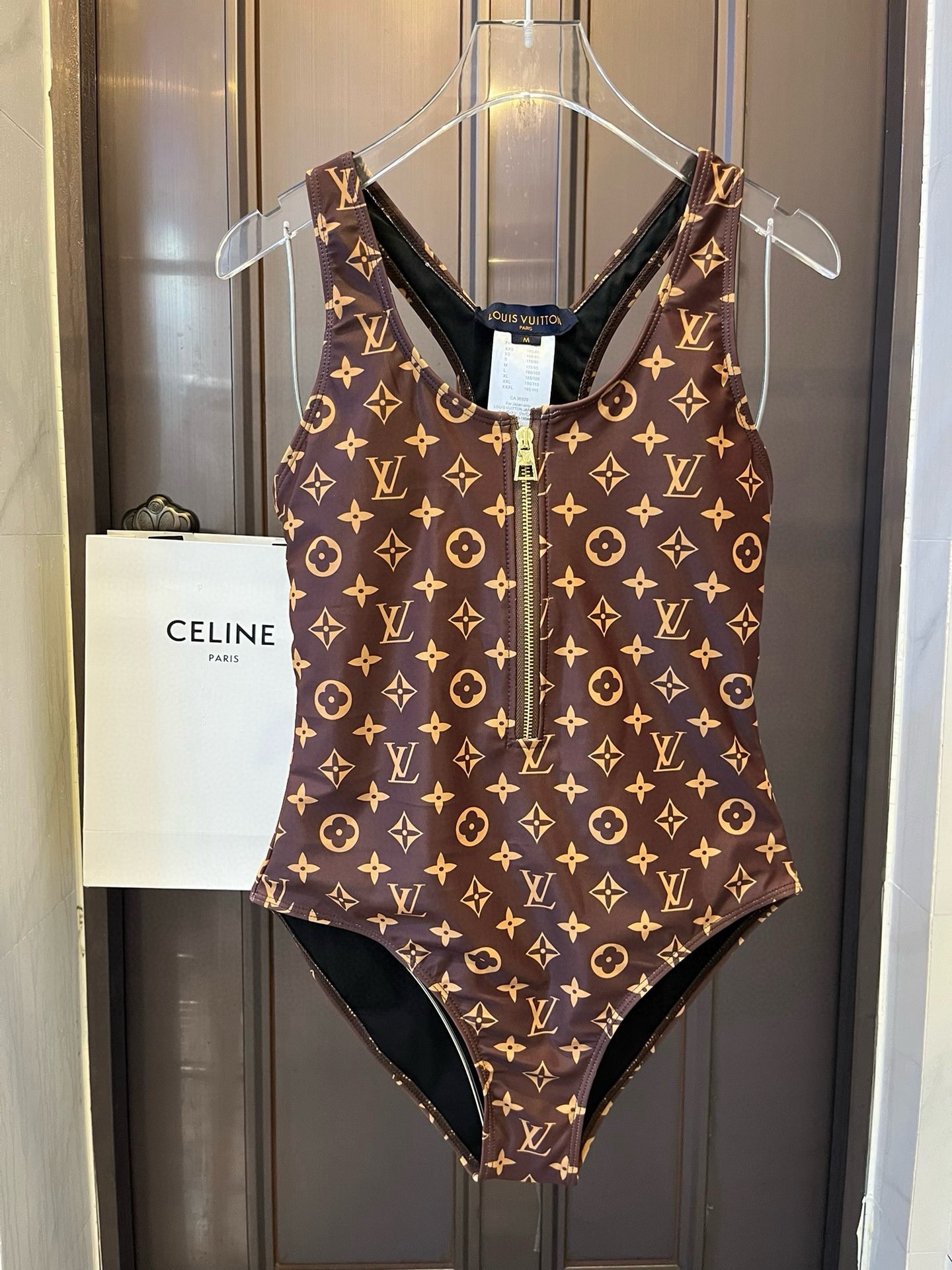 。
Lv路易威登新款连体泳衣  😍🥰适合多种场景的游泳衣🏊‍♀️海边 游泳池 温泉 水上乐园 漂流都可以
