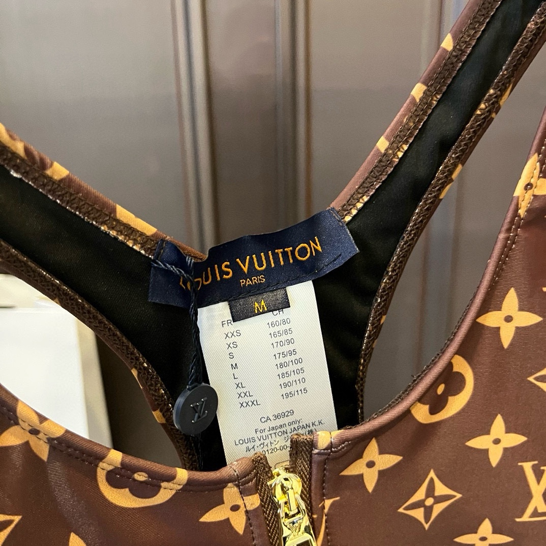 。
Lv路易威登新款连体泳衣  😍🥰适合多种场景的游泳衣🏊‍♀️海边 游泳池 温泉 水上乐园 漂流都可以