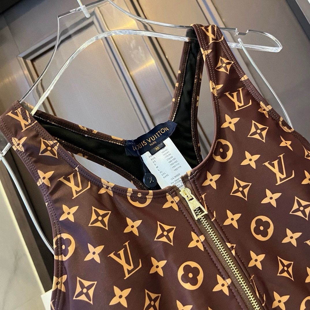 。
Lv路易威登新款连体泳衣  😍🥰适合多种场景的游泳衣🏊‍♀️海边 游泳池 温泉 水上乐园 漂流都可以