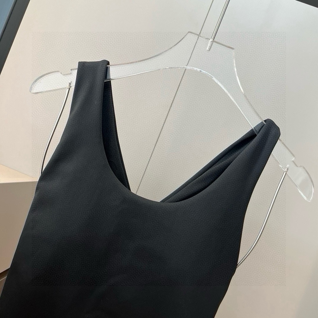 。
Dior 连体泳衣👙❤️😍🥰适合多种场景的游泳衣🏊‍♀️海边 游泳池 温泉 水上乐园 漂流都可以😌内