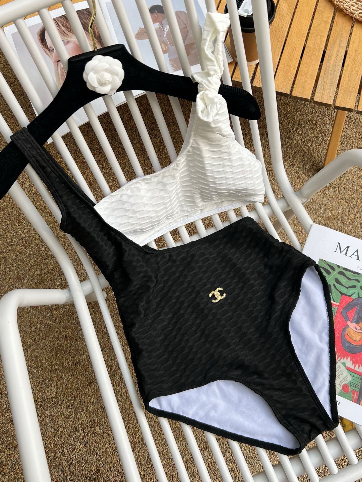 。
Chanel香奈儿新款泳衣比基尼👙特显S型身材， 出游搭衣必备，S M L