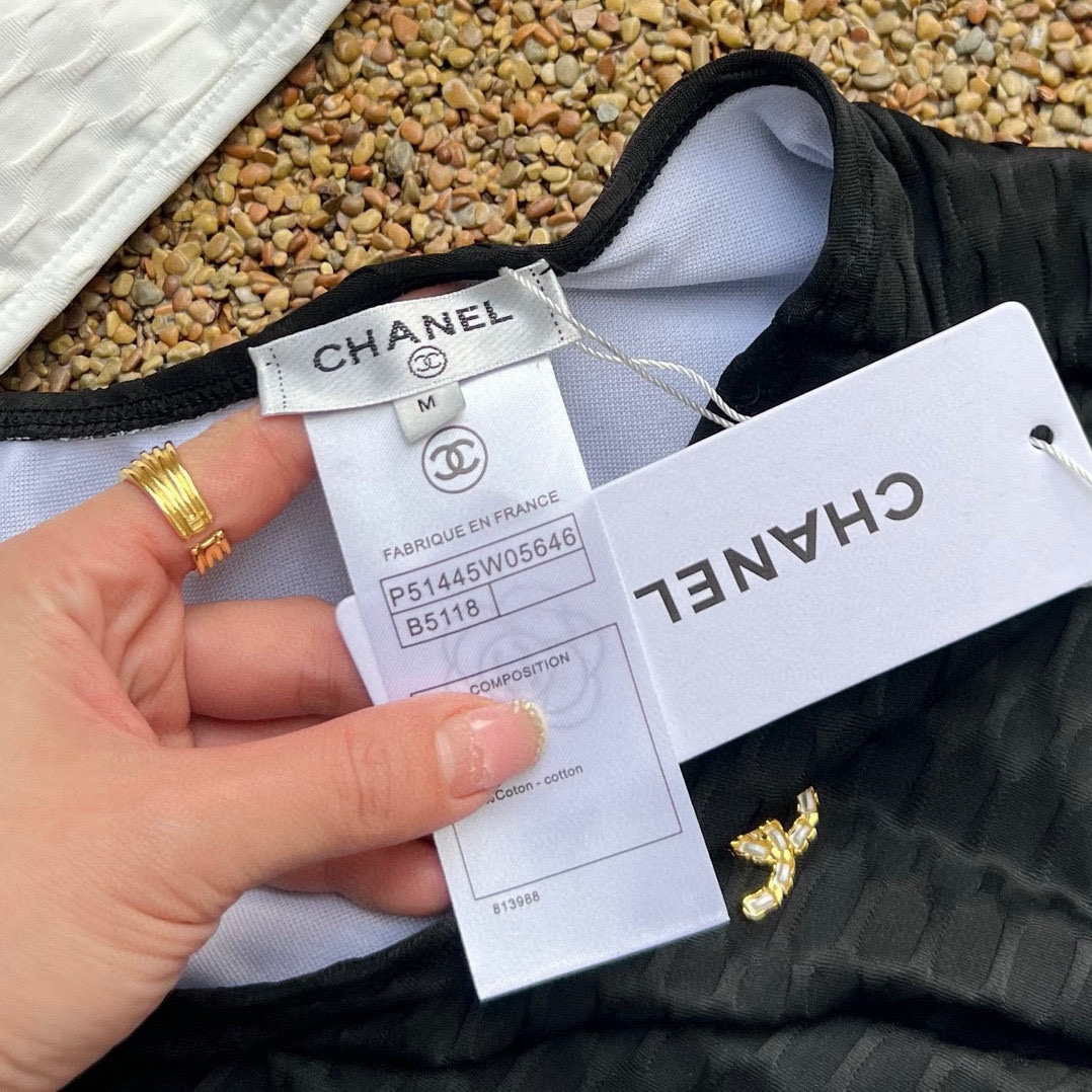 。
Chanel香奈儿新款泳衣比基尼👙特显S型身材， 出游搭衣必备，S M L