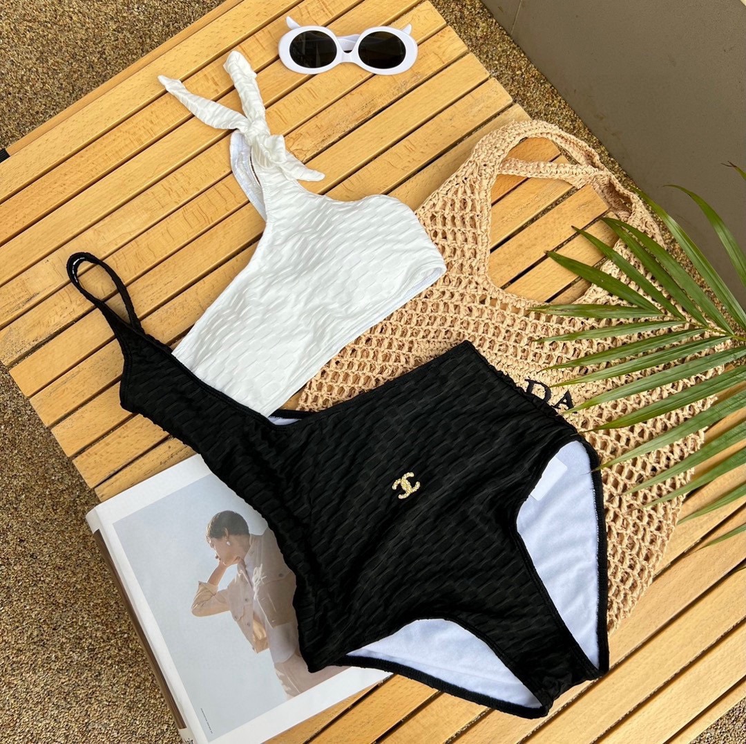 。
Chanel香奈儿新款泳衣比基尼👙特显S型身材， 出游搭衣必备，S M L