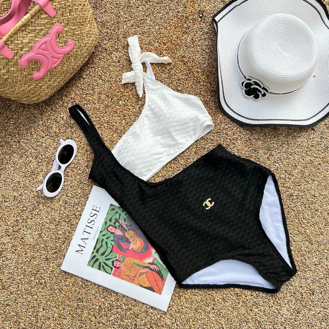 。
Chanel香奈儿新款泳衣比基尼👙特显S型身材， 出游搭衣必备，S M L