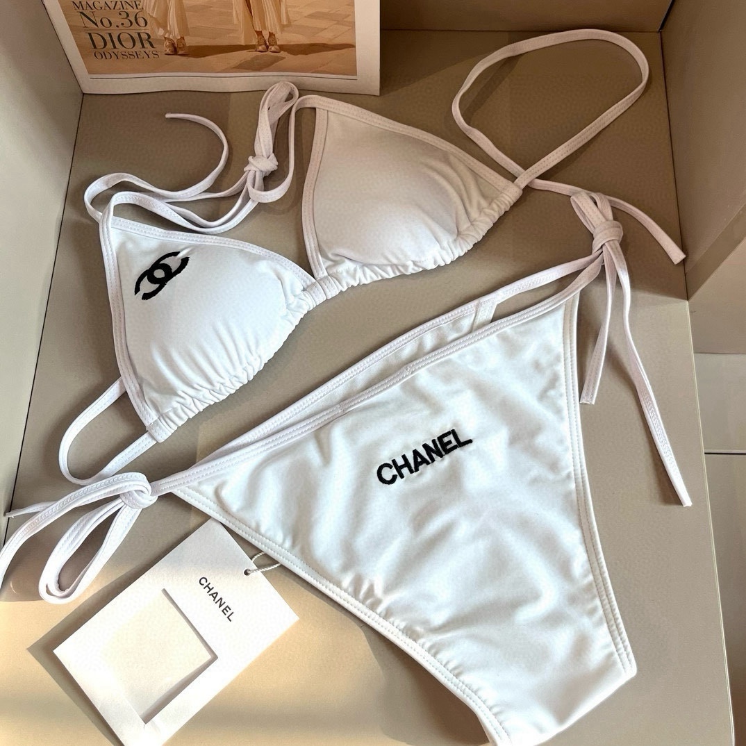 。 
Chanel 香奈儿 比基尼👙
🛒🆕 🆕🆕，夏天🧊快到啦，这件泳衣太绝了，上身超A，又纯又欲🛍非常