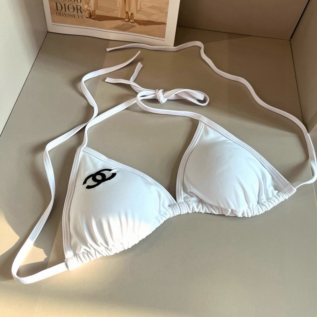 。 
Chanel 香奈儿 比基尼👙
🛒🆕 🆕🆕，夏天🧊快到啦，这件泳衣太绝了，上身超A，又纯又欲🛍非常