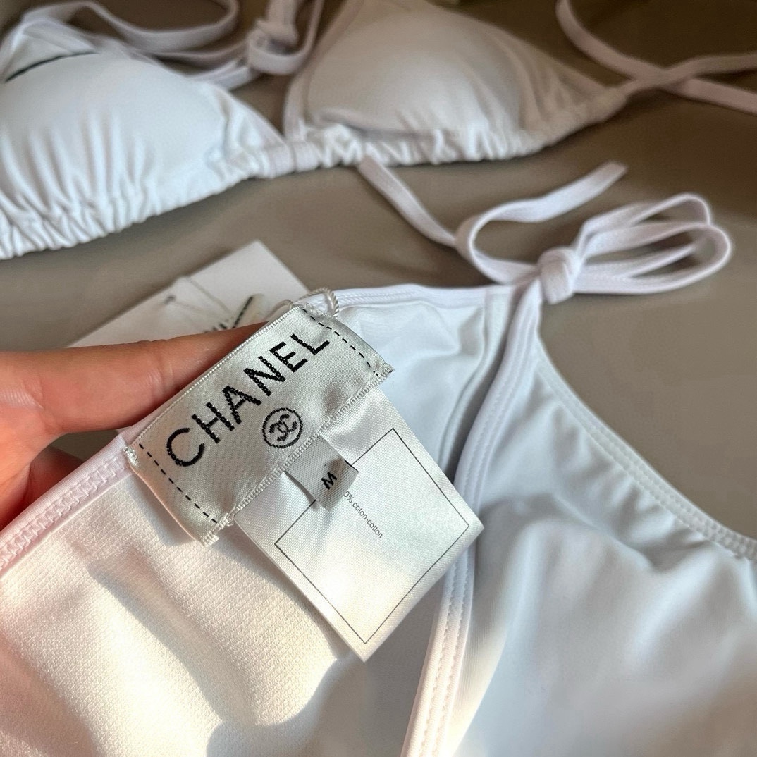 。 
Chanel 香奈儿 比基尼👙
🛒🆕 🆕🆕，夏天🧊快到啦，这件泳衣太绝了，上身超A，又纯又欲🛍非常