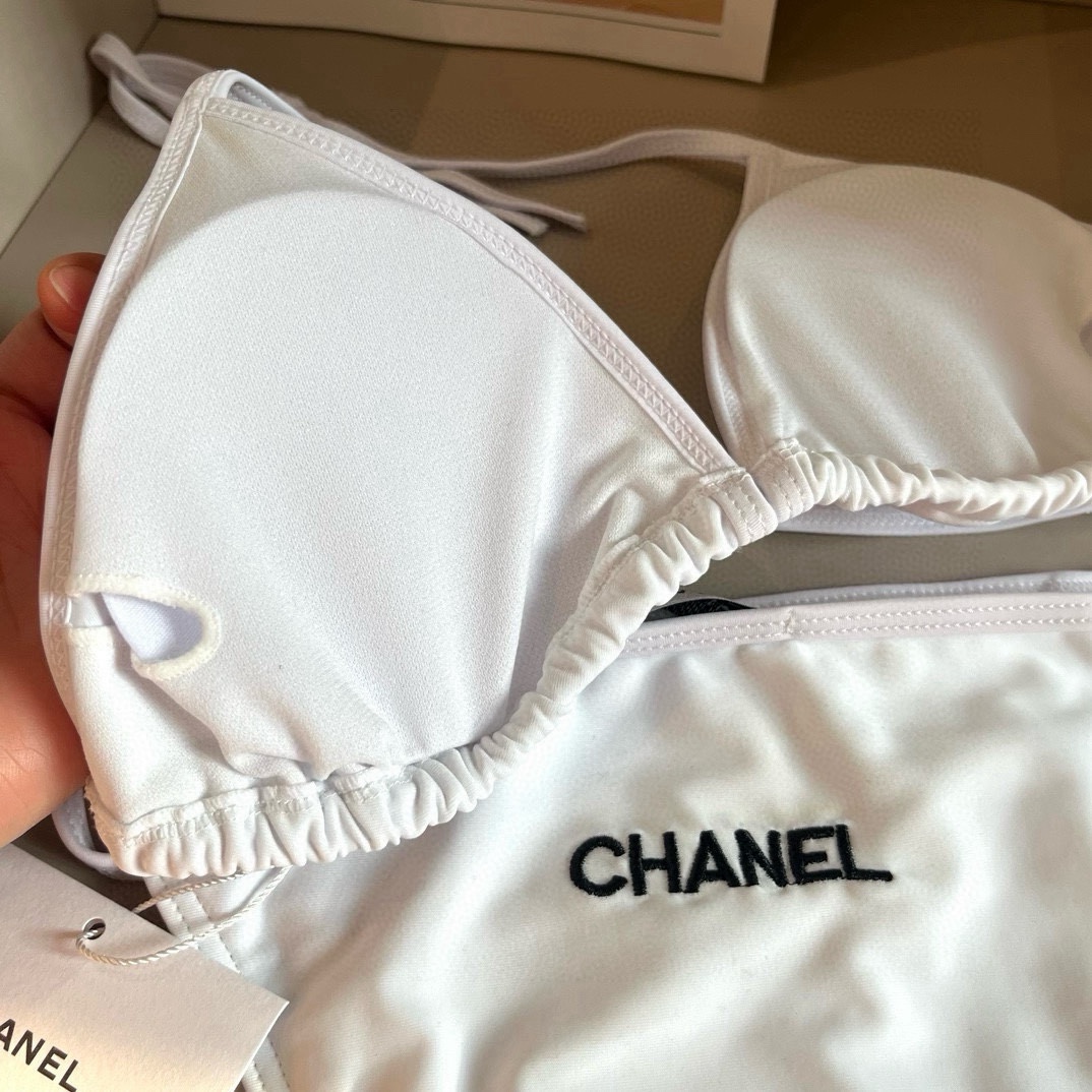 。 
Chanel 香奈儿 比基尼👙
🛒🆕 🆕🆕，夏天🧊快到啦，这件泳衣太绝了，上身超A，又纯又欲🛍非常