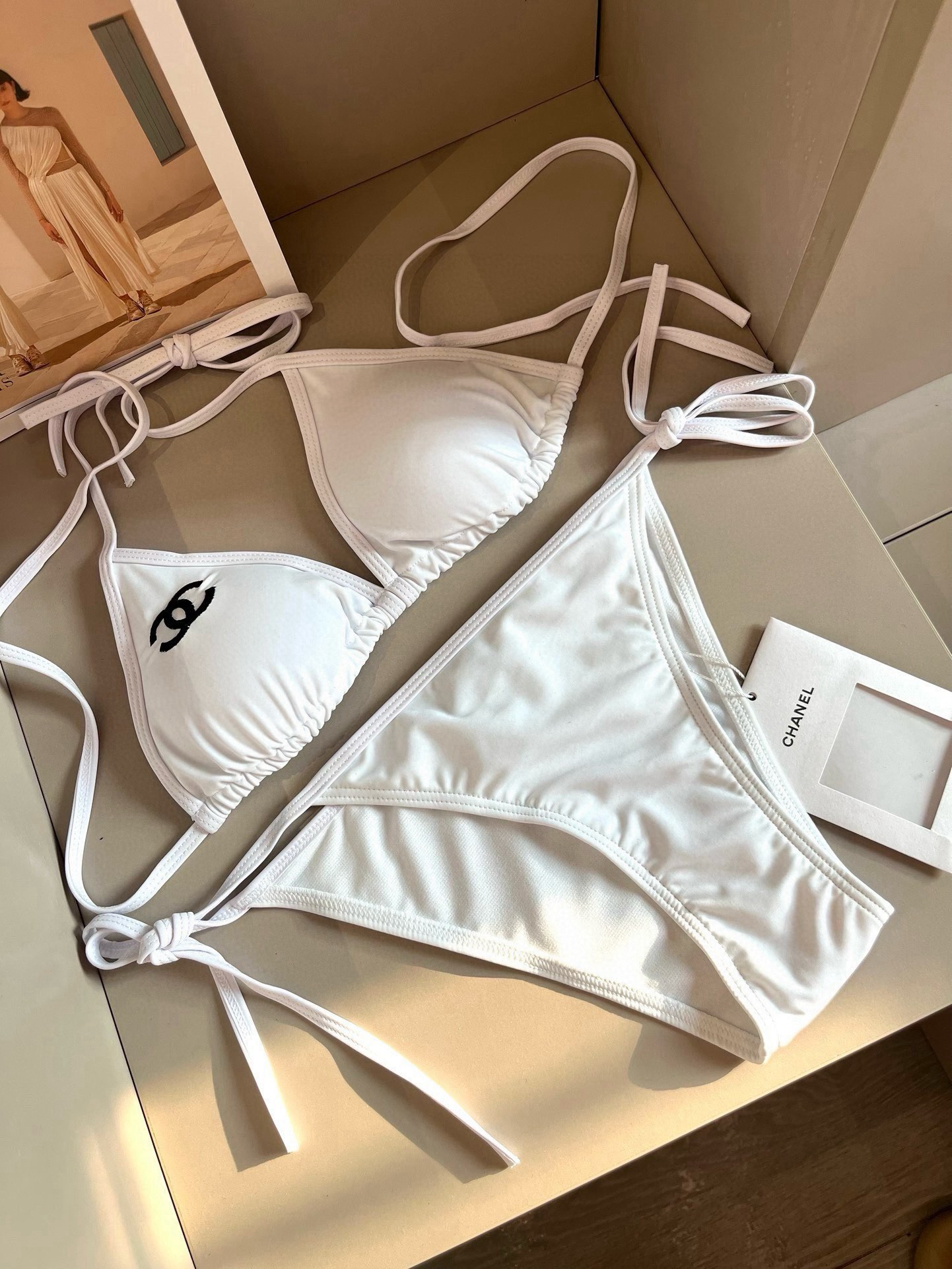 。 
Chanel 香奈儿 比基尼👙
🛒🆕 🆕🆕，夏天🧊快到啦，这件泳衣太绝了，上身超A，又纯又欲🛍非常