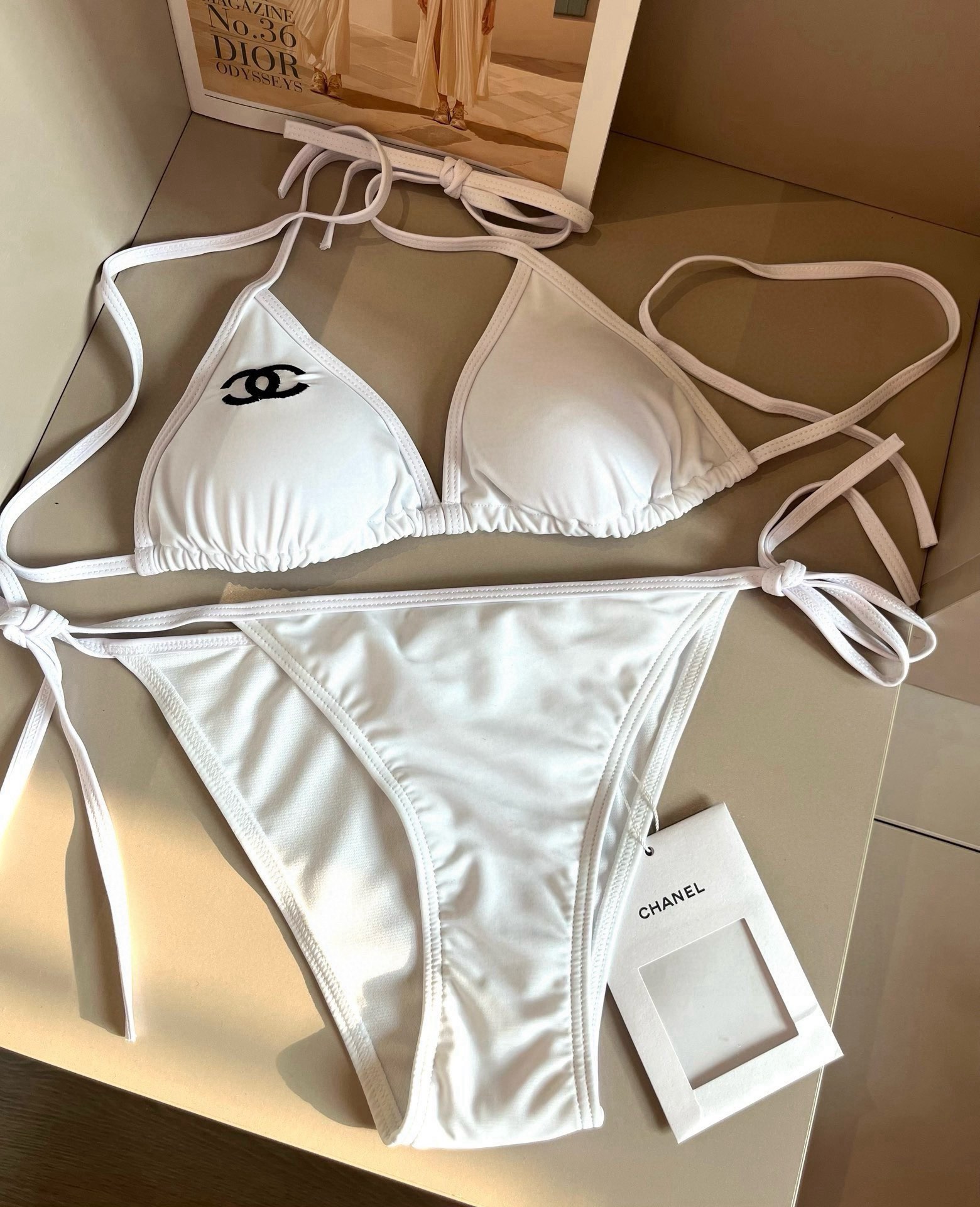 。 
Chanel 香奈儿 比基尼👙
🛒🆕 🆕🆕，夏天🧊快到啦，这件泳衣太绝了，上身超A，又纯又欲🛍非常