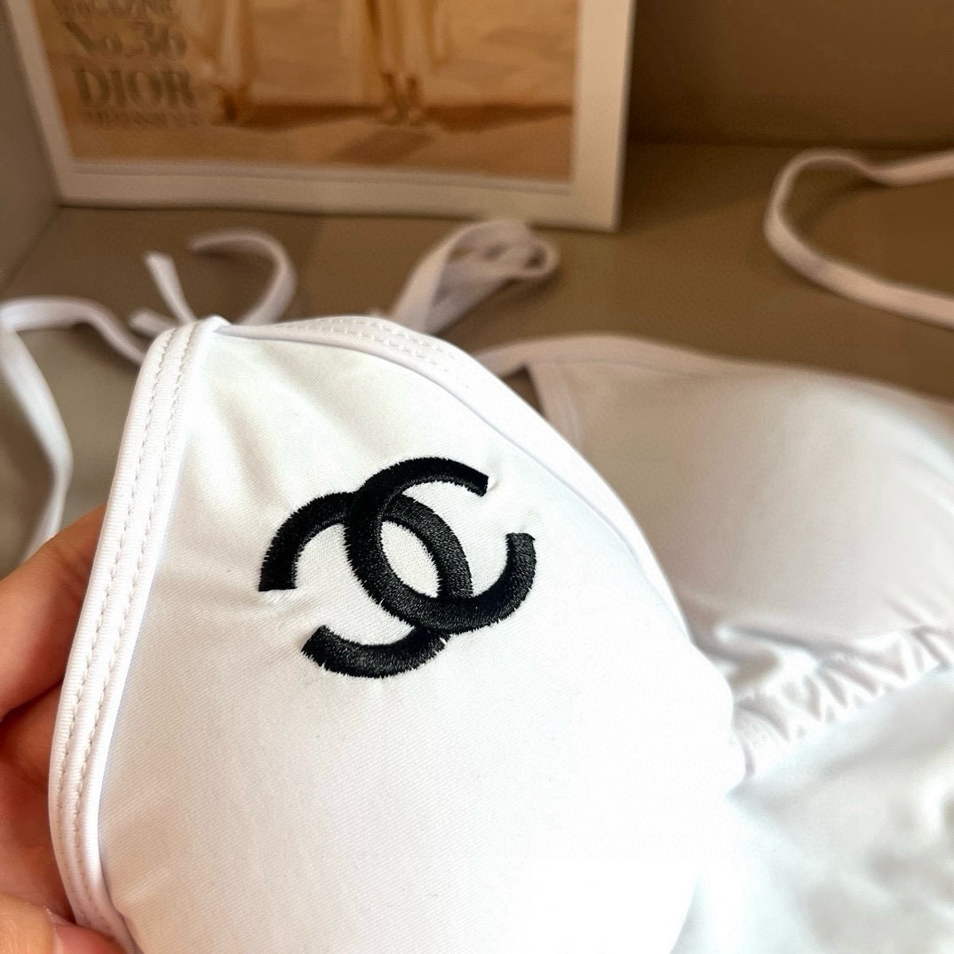 。 
Chanel 香奈儿 比基尼👙
🛒🆕 🆕🆕，夏天🧊快到啦，这件泳衣太绝了，上身超A，又纯又欲🛍非常