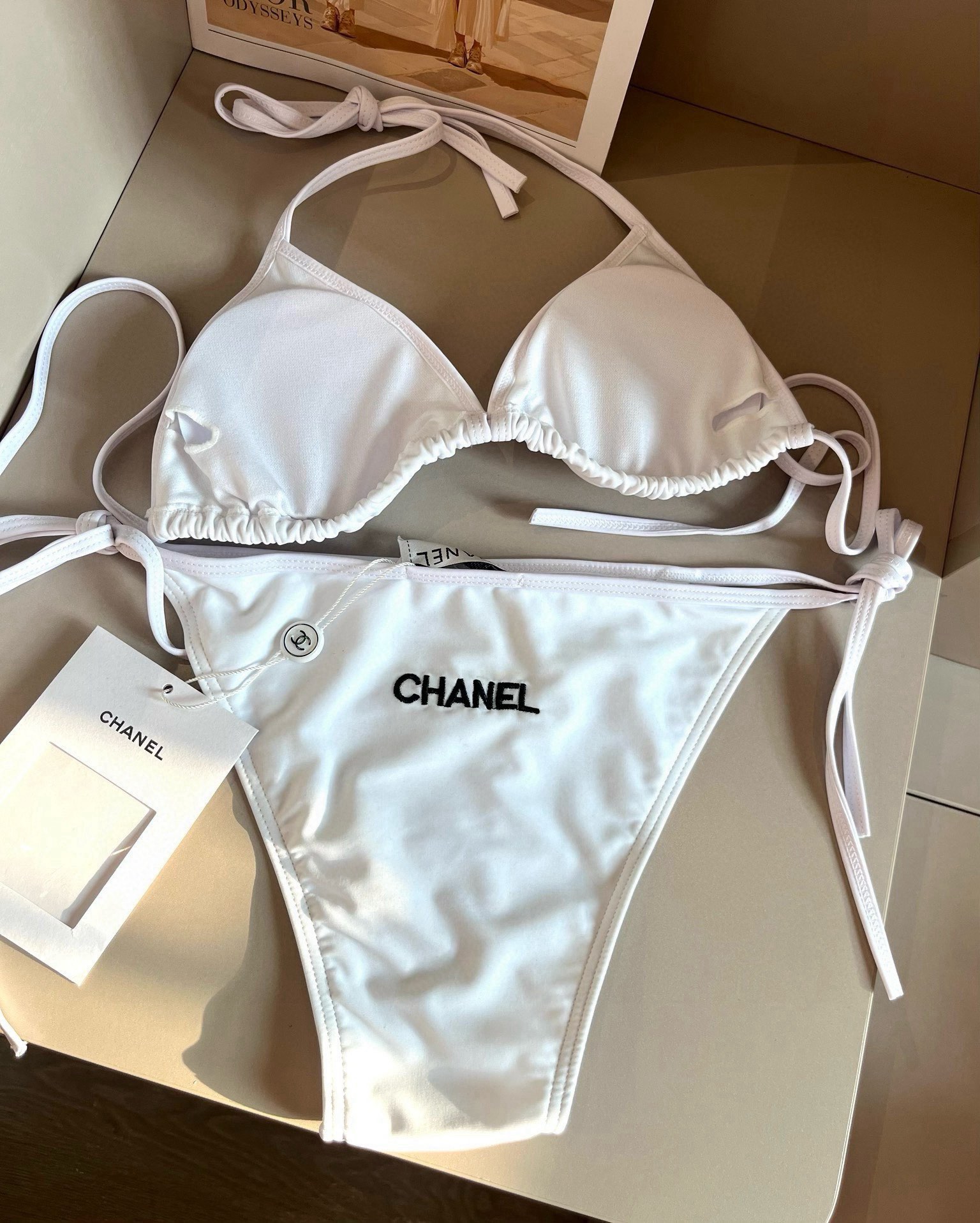 。 
Chanel 香奈儿 比基尼👙
🛒🆕 🆕🆕，夏天🧊快到啦，这件泳衣太绝了，上身超A，又纯又欲🛍非常