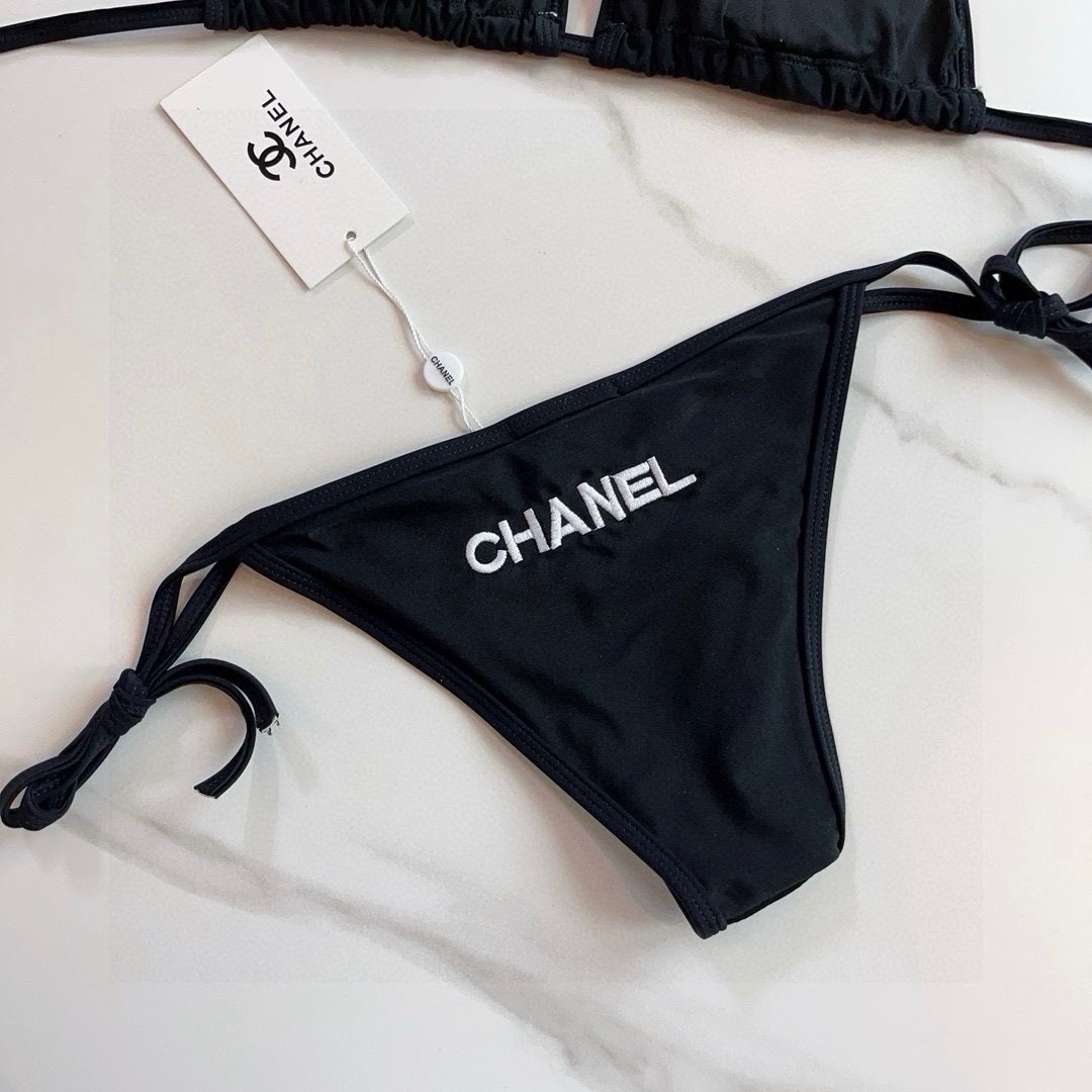 。
Chanel 香奈儿 比基尼👙
🛒🆕 🆕🆕，夏天🧊快到啦，这件泳衣太绝了，上身超A，又纯又欲🛍非常高
