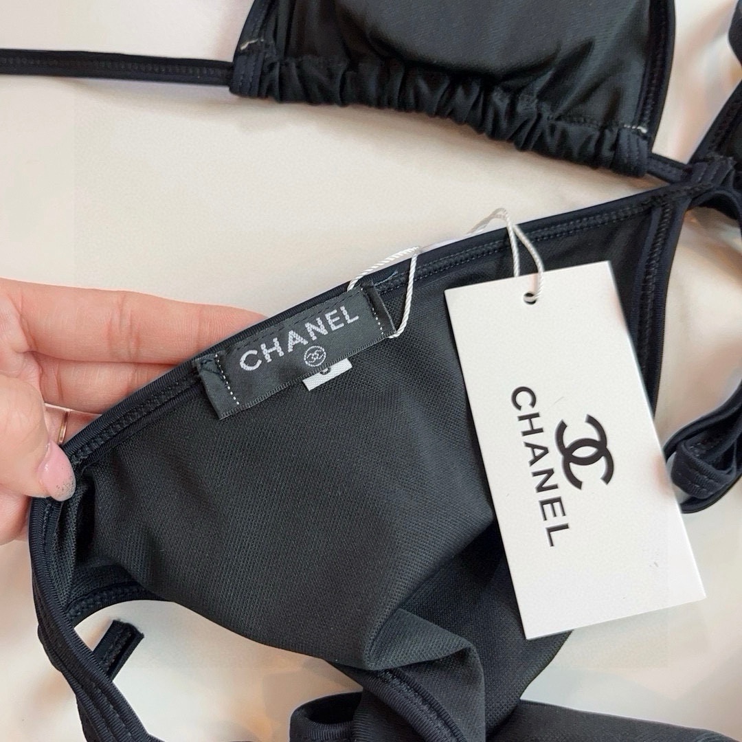 。
Chanel 香奈儿 比基尼👙
🛒🆕 🆕🆕，夏天🧊快到啦，这件泳衣太绝了，上身超A，又纯又欲🛍非常高