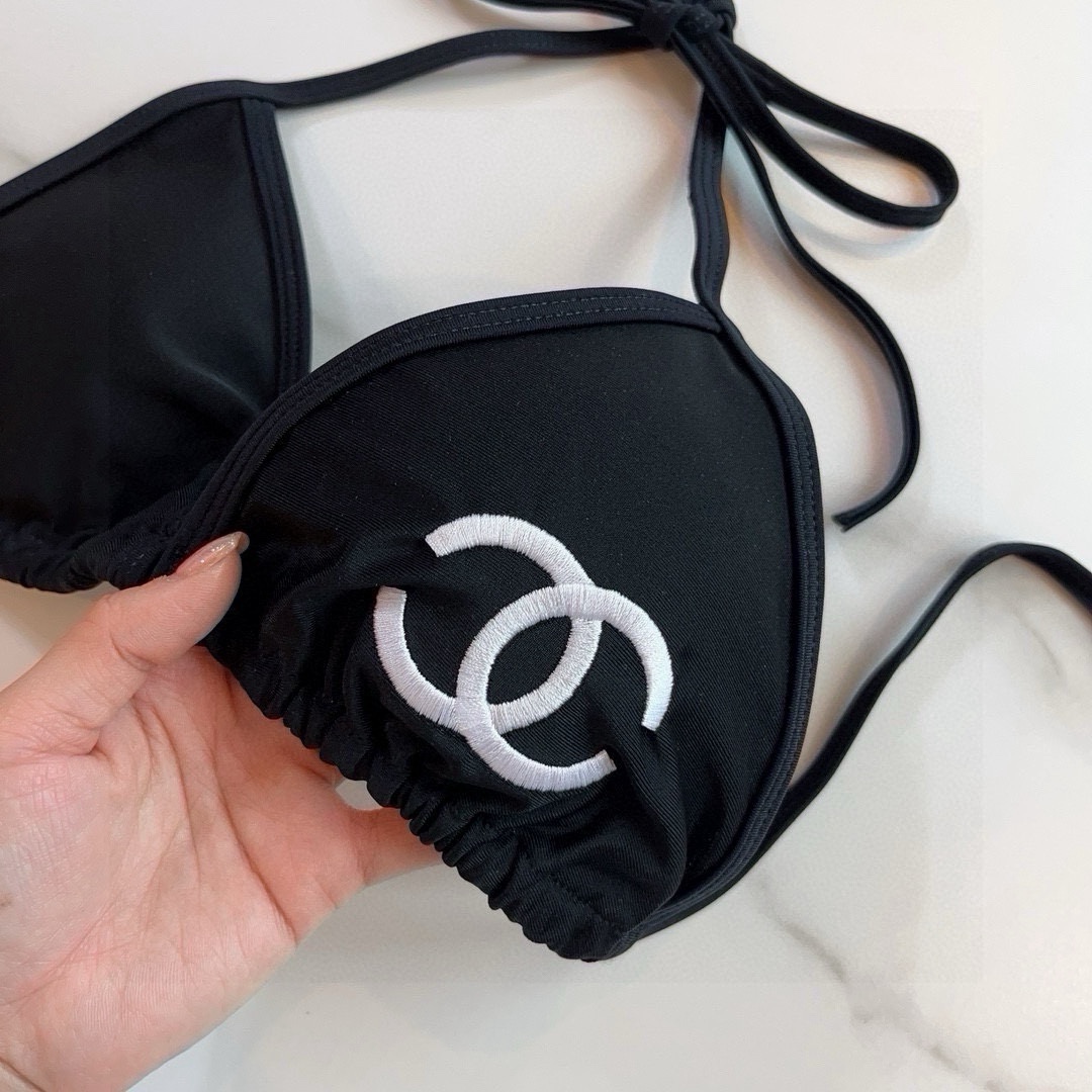 。
Chanel 香奈儿 比基尼👙
🛒🆕 🆕🆕，夏天🧊快到啦，这件泳衣太绝了，上身超A，又纯又欲🛍非常高