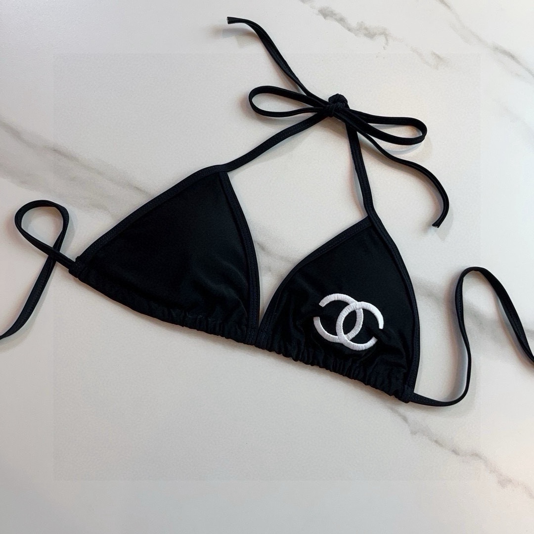 。
Chanel 香奈儿 比基尼👙
🛒🆕 🆕🆕，夏天🧊快到啦，这件泳衣太绝了，上身超A，又纯又欲🛍非常高