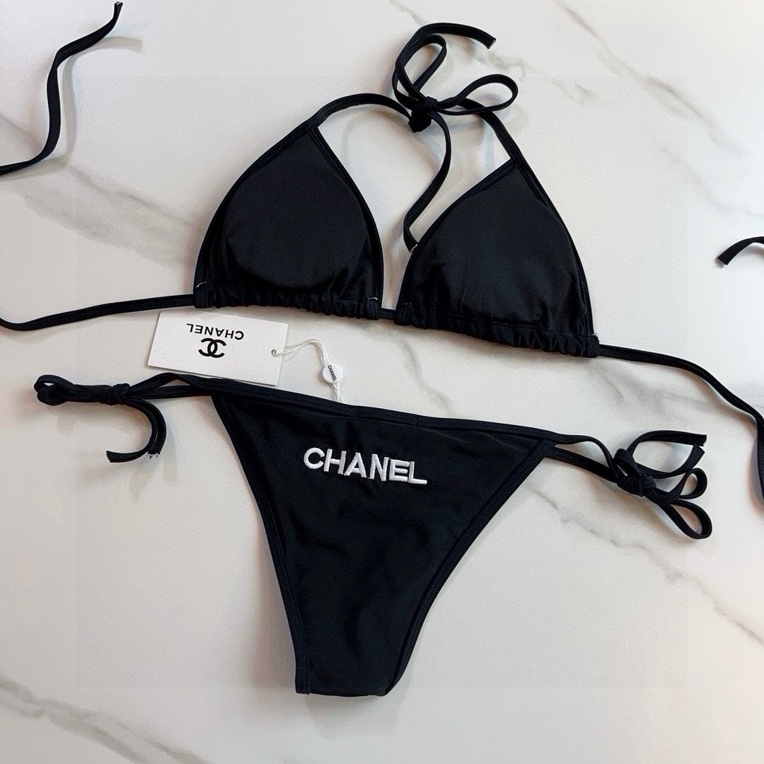 。
Chanel 香奈儿 比基尼👙
🛒🆕 🆕🆕，夏天🧊快到啦，这件泳衣太绝了，上身超A，又纯又欲🛍非常高