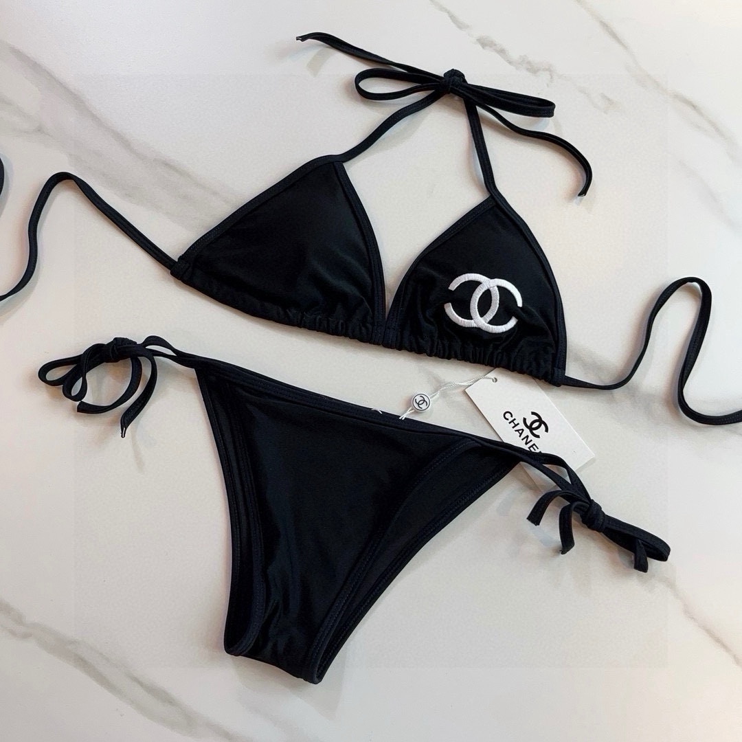 。
Chanel 香奈儿 比基尼👙
🛒🆕 🆕🆕，夏天🧊快到啦，这件泳衣太绝了，上身超A，又纯又欲🛍非常高