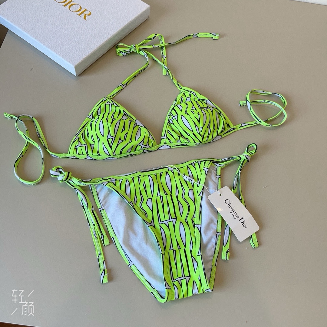。
Dior迪奥 新款比基尼泳衣👙❤️😍🥰适合多种场景的游泳衣🏊‍♀️海边 游泳池 温泉 水上乐园 漂流