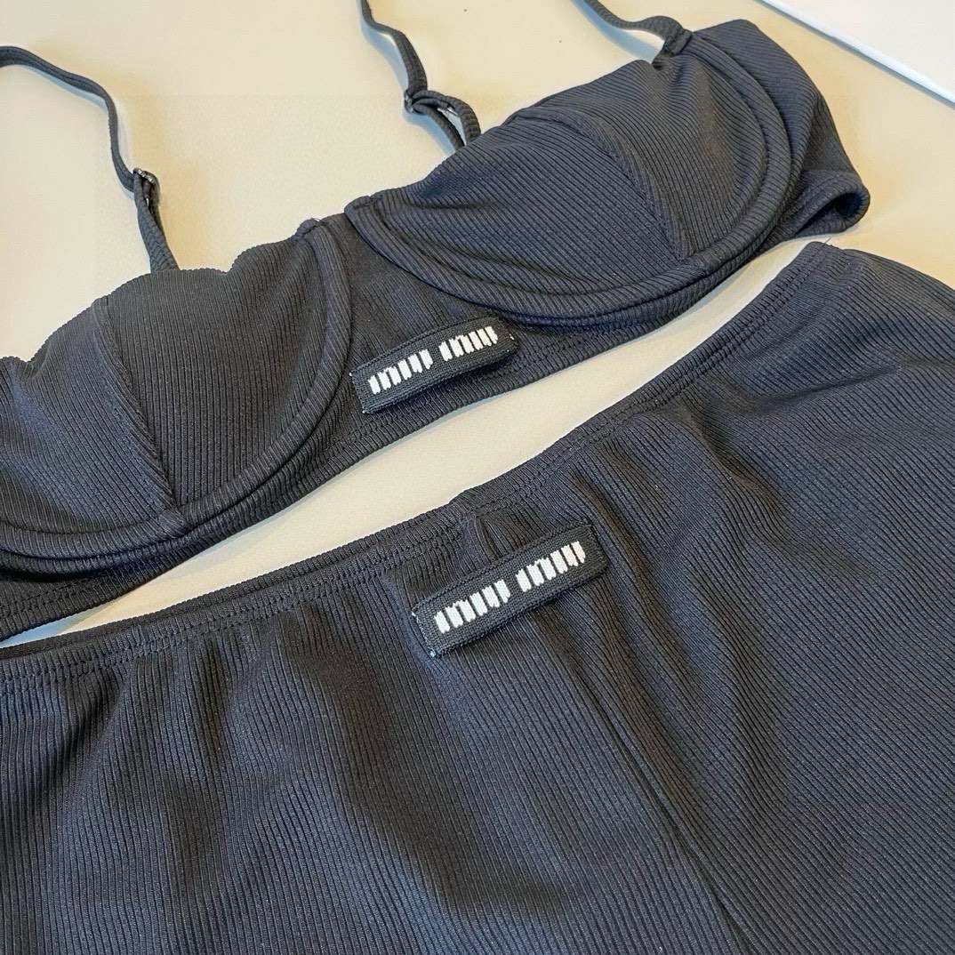 。
MiuMiu缪缪官方新款泳衣比基尼👙，高端定制，S M L XL