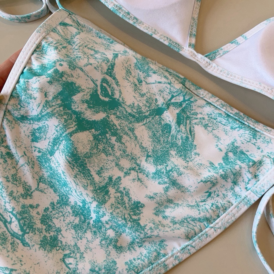 。
Dior迪奥 新款比基尼泳衣👙❤️😍🥰适合多种场景的游泳衣🏊‍♀️海边 游泳池 温泉 水上乐园 漂流
