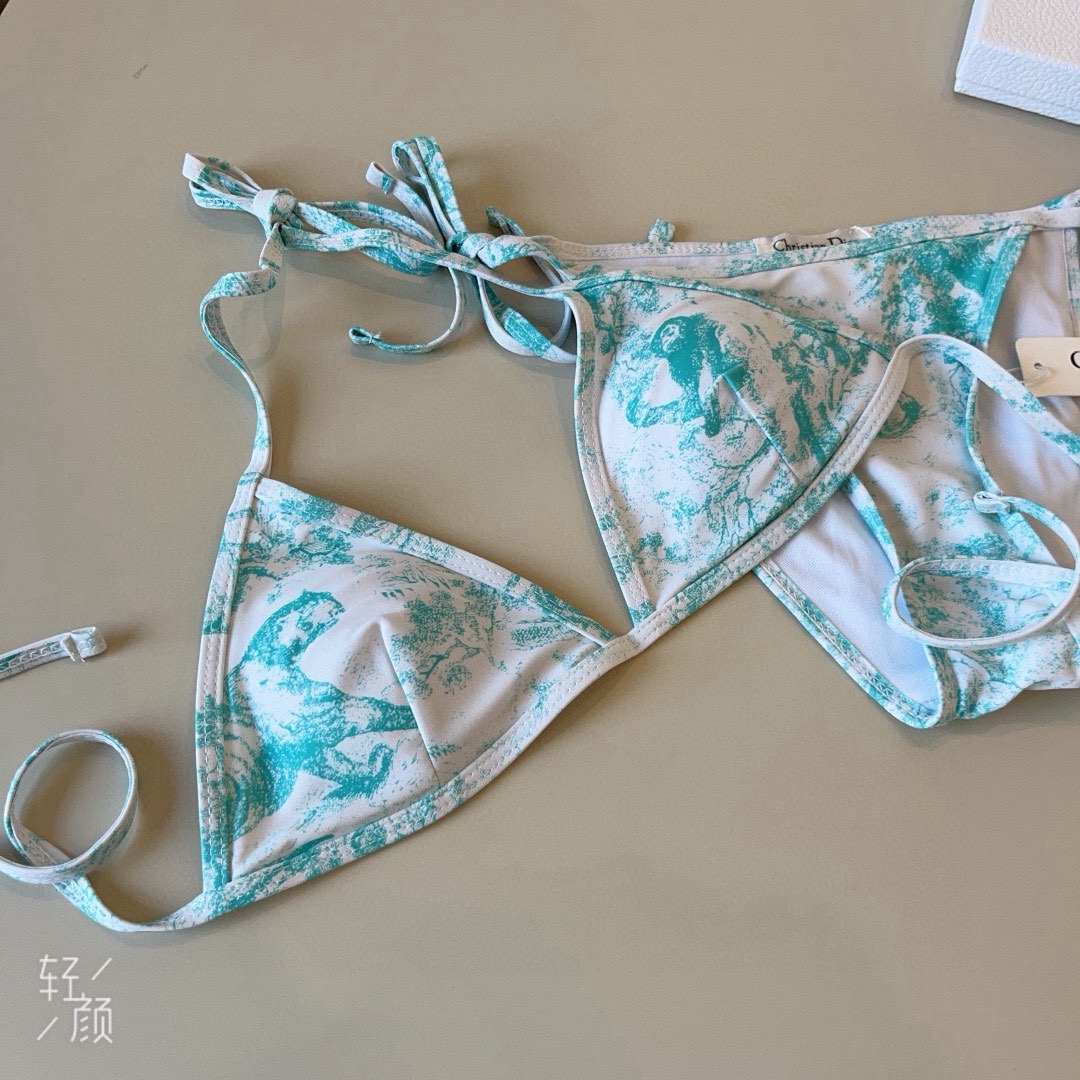 。
Dior迪奥 新款比基尼泳衣👙❤️😍🥰适合多种场景的游泳衣🏊‍♀️海边 游泳池 温泉 水上乐园 漂流