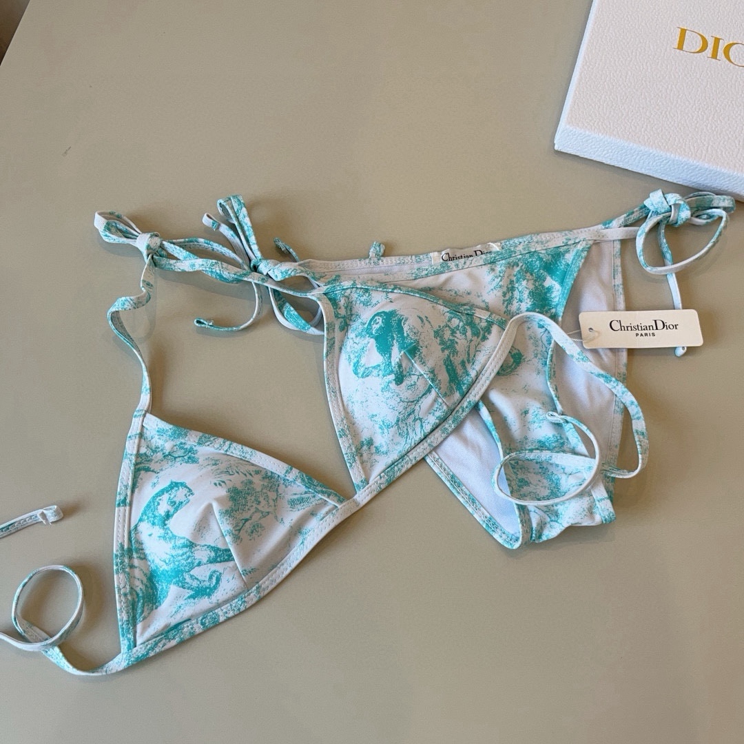 。
Dior迪奥 新款比基尼泳衣👙❤️😍🥰适合多种场景的游泳衣🏊‍♀️海边 游泳池 温泉 水上乐园 漂流