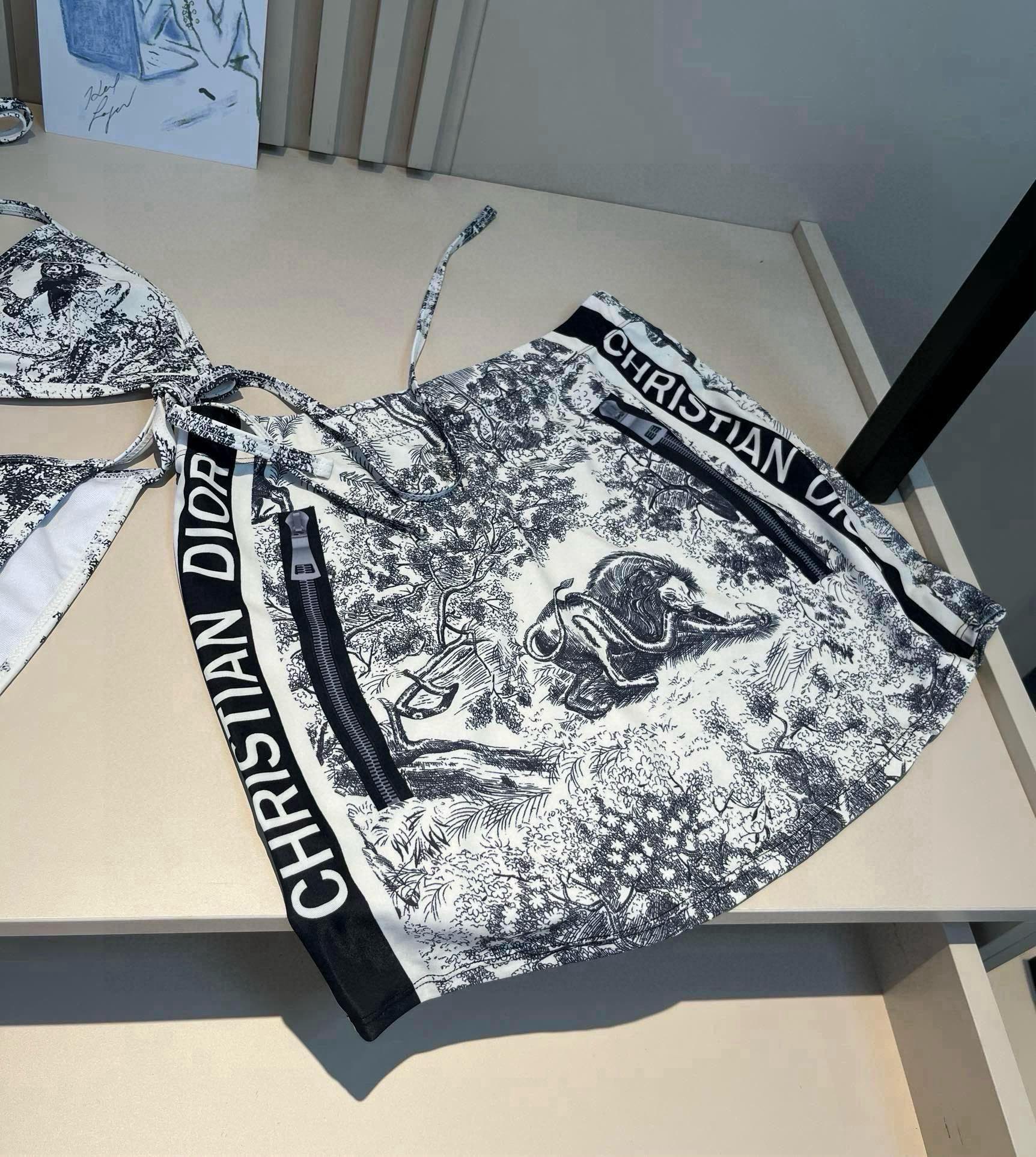 。 三件套
Dior迪奥 经典比基尼👙❤️😍🥰适合多种场景的游泳衣🏊‍♀️海边 游泳池 温泉 水上乐园 