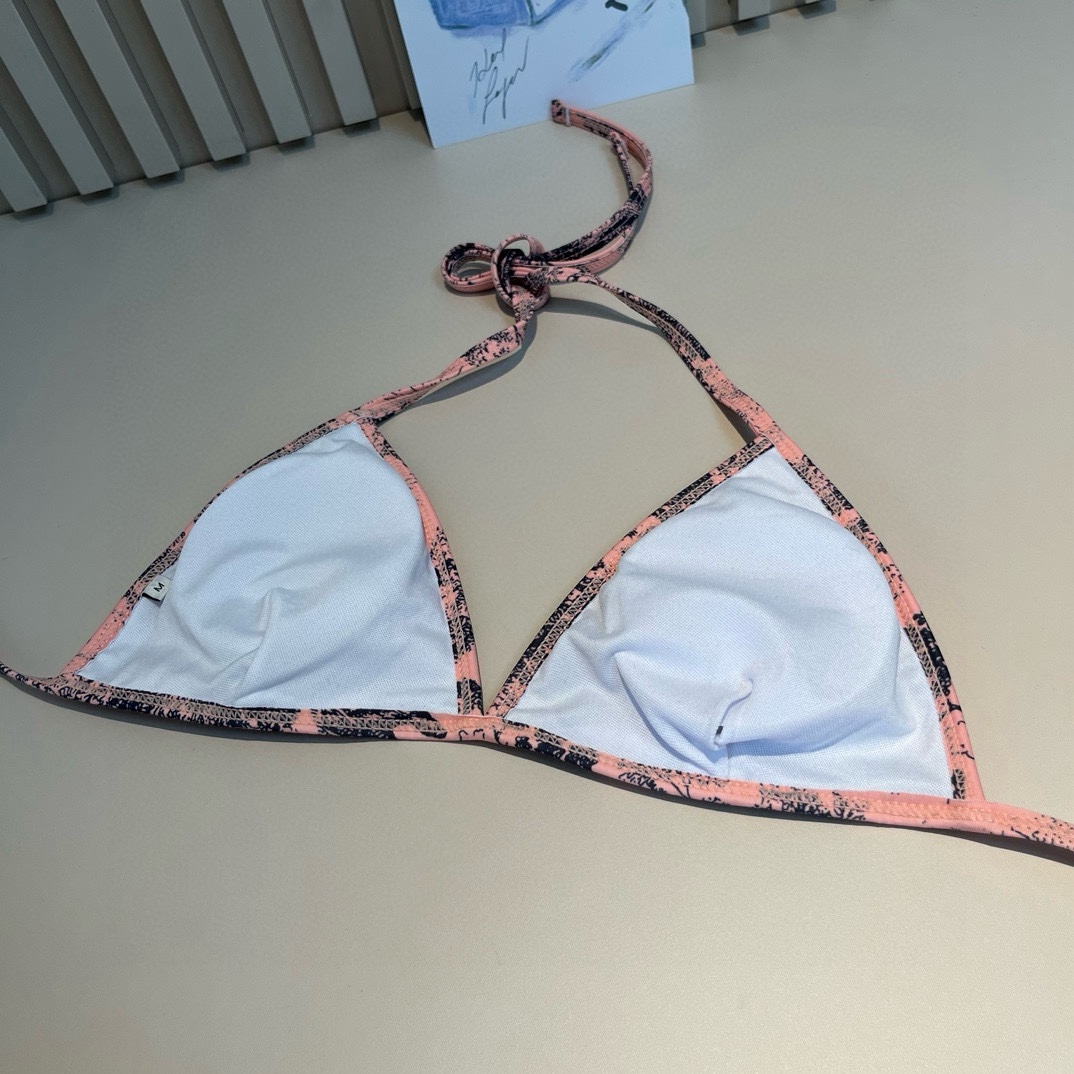 。 三件套
Dior迪奥 经典比基尼👙❤️😍🥰适合多种场景的游泳衣🏊‍♀️海边 游泳池 温泉 水上乐园 