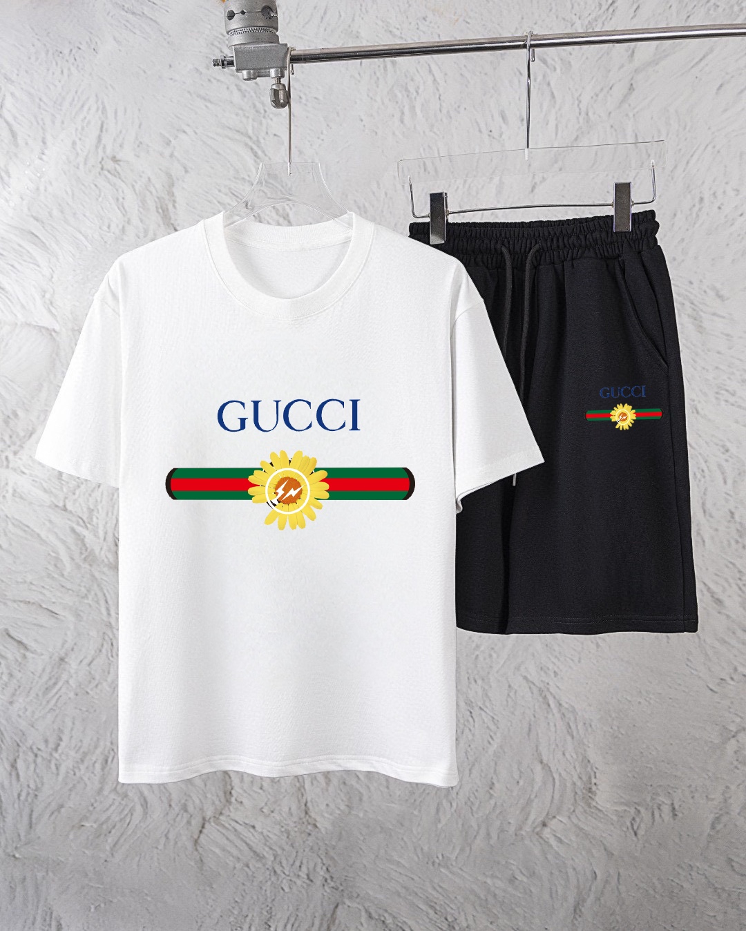 Gucci 品牌【GUCCI 古奇】 2025新款男士短袖短裤套装 销售 市面高端版本 手感细腻柔软 让你穿着更加舒适 立体裁剪版型超赞 尺码:M-5XL下单请报身高体重