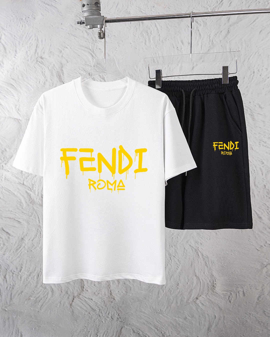 Fendi 品牌【FENDI 芬迪】 2025新款男士短袖短裤套装 销售 市面高端版本 手感细腻柔软 让你穿着更加舒适 立体裁剪版型超赞 尺码:M-5XL下单请报身高体重