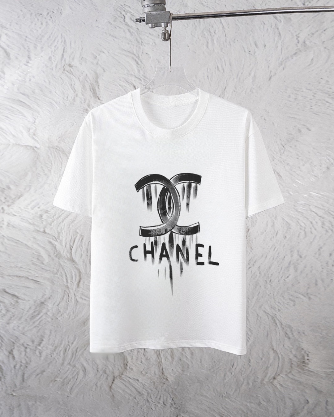 Chanel 品牌【CHANEL香奈儿】 2025新款男士短袖短裤套装 销售 市面高端版本 手感细腻柔软 让你穿着更加舒适 立体裁剪版型超赞 尺码:M-5XL下单请报身高体重