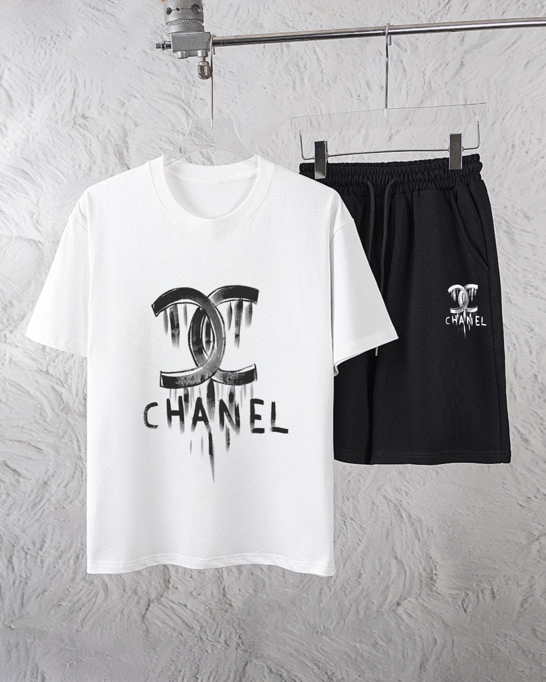 Chanel 品牌【CHANEL香奈儿】 2025新款男士短袖短裤套装 销售 市面高端版本 手感细腻柔软 让你穿着更加舒适 立体裁剪版型超赞 尺码:M-5XL下单请报身高体重