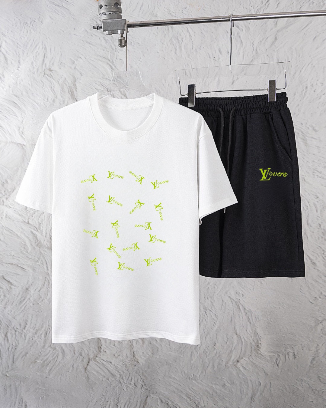 Louis Vuitton 品牌【LV路易威登】 2025新款男士短袖短裤套装 销售 市面高端版本 手感细腻柔软 让你穿着更加舒适 立体裁剪版型超赞 尺码:M-5XL下单请报身高体重