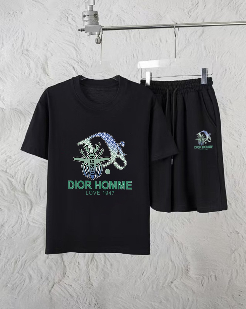 Dior 品牌【DIOR迪奥】 2025新款男士短袖短裤套装 销售 市面高端版本 手感细腻柔软 让你穿着更加舒适 立体裁剪版型超赞 尺码:M-5XL下单请报身高体重