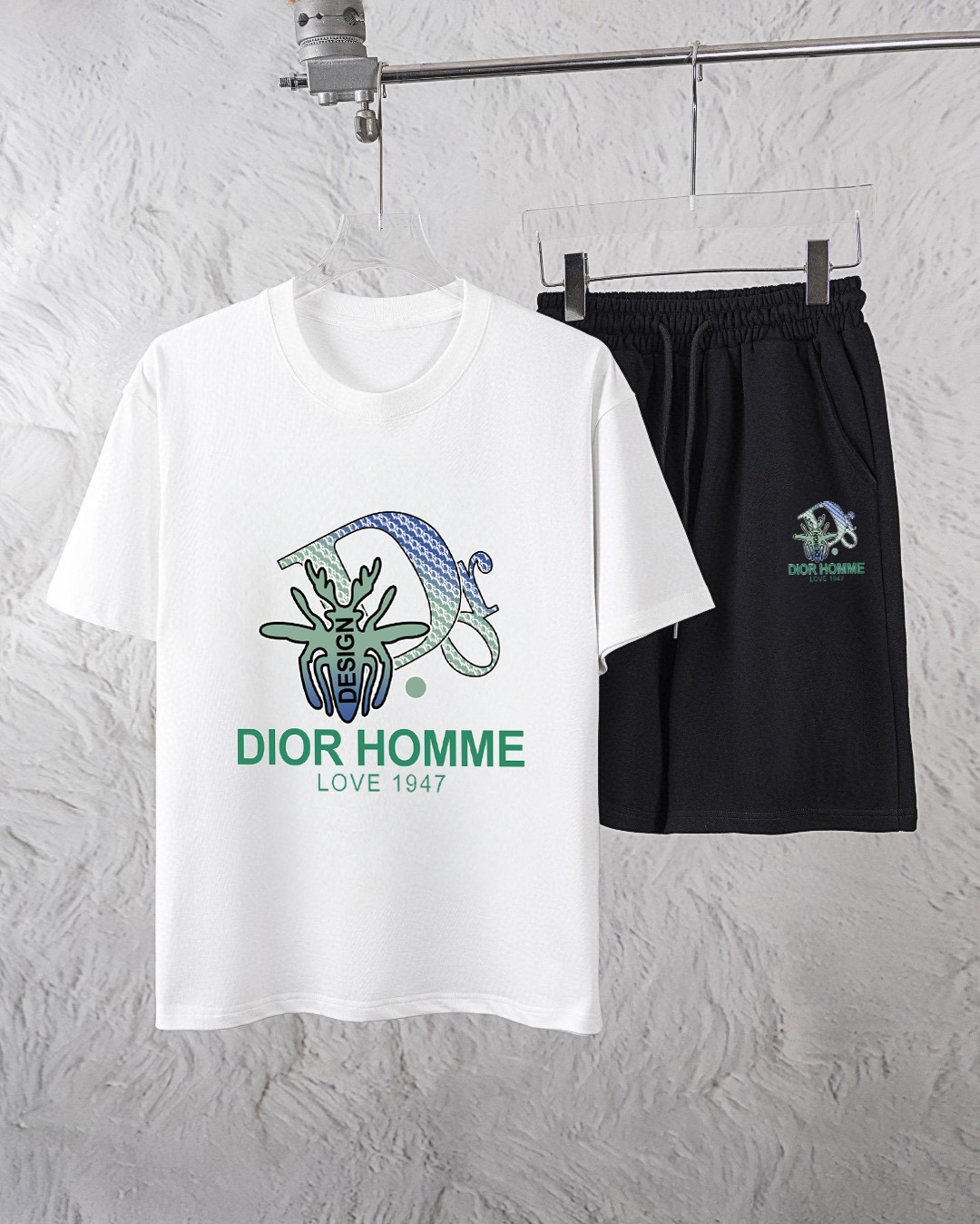 Dior 品牌【DIOR迪奥】 2025新款男士短袖短裤套装 销售 市面高端版本 手感细腻柔软 让你穿着更加舒适 立体裁剪版型超赞 尺码:M-5XL下单请报身高体重