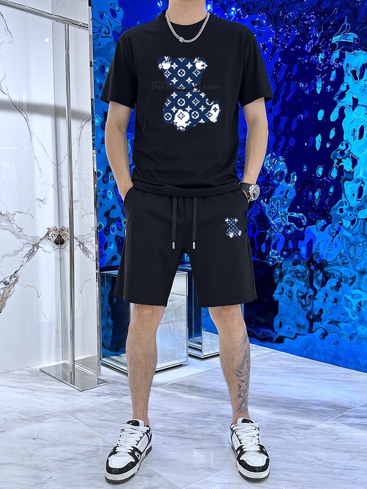 Louis Vuitton 品牌【LV路易威登】 2025新款男士短袖短裤套装 销售 市面高端版本 手感细腻柔软 让你穿着更加舒适 立体裁剪版型超赞 尺码:M-5XL下单请报身高体重