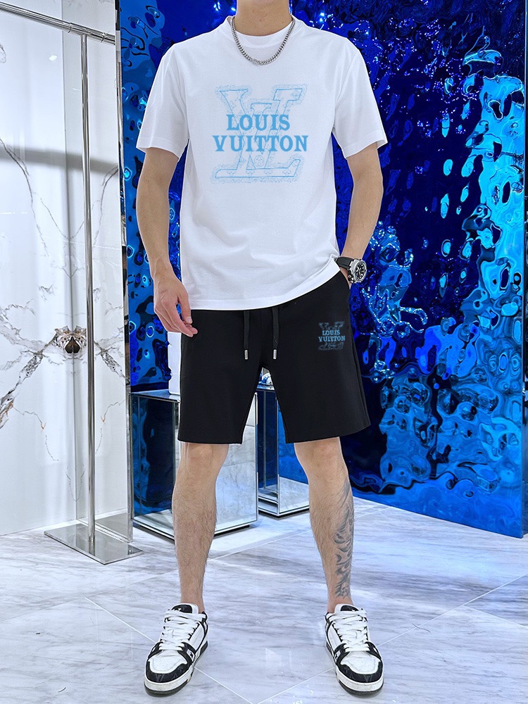 Louis Vuitton 品牌【LV路易威登】 2025新款男士短袖短裤套装 销售 市面高端版本 手感细腻柔软 让你穿着更加舒适 立体裁剪版型超赞 尺码:M-5XL下单请报身高体重