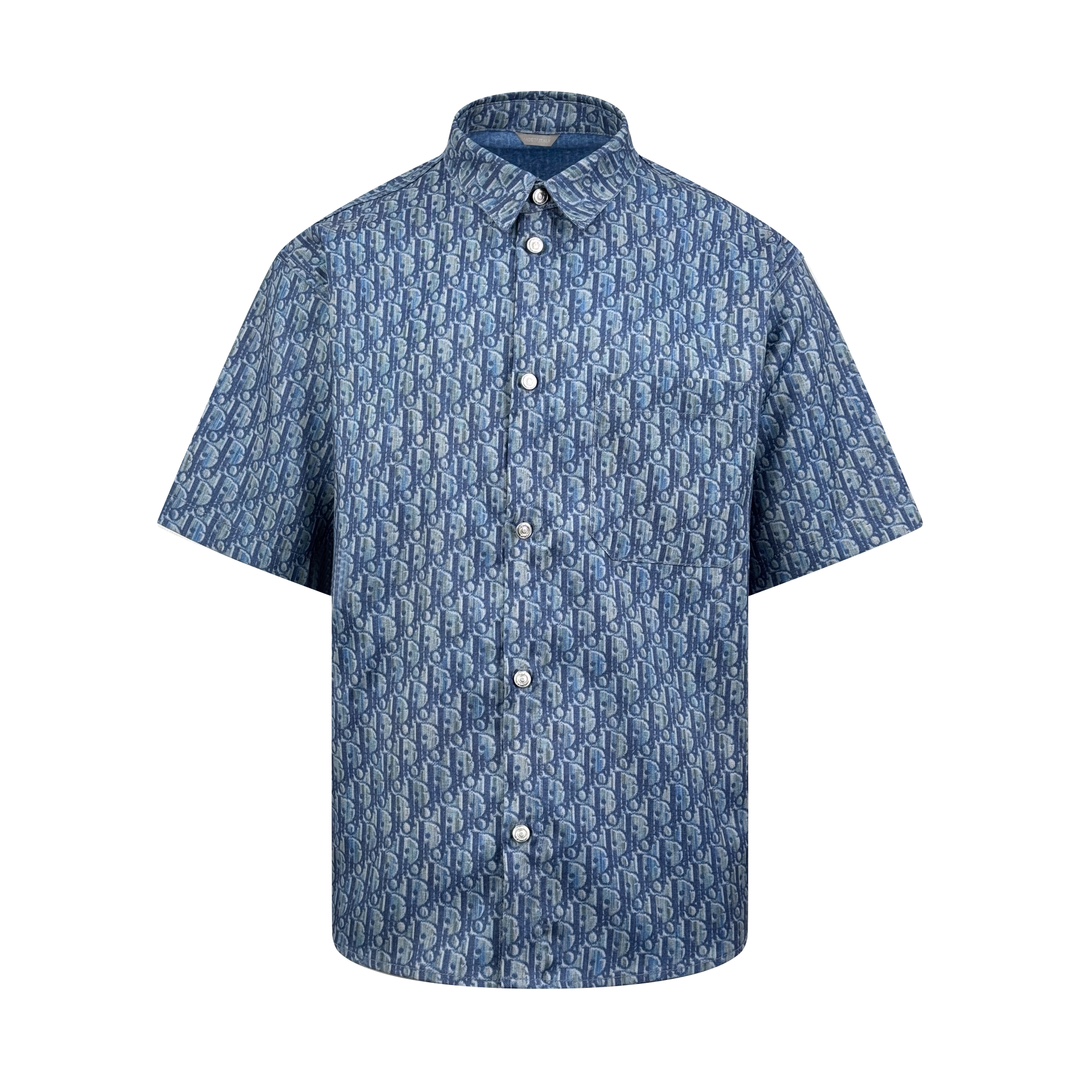 NO:422773,.Dior Oblique full-print short-sleeved shirt Customized cloud brocade soft cotton interwoven material Full texture Comfortable skin With deep blues as canvas Spread iconic letter patterns Decorated with the same tone Oblique prints and shirts, like natural success, flowing on the laces like art, demonstrating the noble temperament of the brand, interpreting fashion with color, and showing personality with taste Craft 1: Digital printing technology Use digital pattern design Print patterns directly on fabric through inkjet printer to achieve full-print Dior Oblique operation Transition natural pattern clear Craft 2: Fabrics are all sand-washed, with better texture, not easy to deform, not easy to shrink, not easy to fade, maintain long-term beauty Auxiliary materials Customized 1:1 Dior I-buckle Customized 1:1 Dior trademark style  Loose style Size 38 39 40 41 Exclusive,,dior,shirts,T-shirt,alexander wang19860909.Dior Oblique 满印短袖衬衫 定制云锦柔棉交织料 质感十足 舒适贴肤 以深邃蓝调为画布 挥洒标志性字母纹样 饰以同色调Oblique印花与衬衫融为一体 宛如天成 如同艺术般流淌于衣襟 彰显品牌高贵气质 以色彩诠释时尚 以品味彰显个性 工艺1: 数码印花技术 采用数字化图案设计 通过喷墨打印机将图案直接印制在织物上 实现满印Dior Oblique 作业 过渡自然 图案清晰 工艺2: 面料都经过砂洗 手感质感更佳 不易变形 不易缩水 不易褪色 保持长久的美观 辅料 定制1:1 Dior 工字扣 定制1:1 Dior 商标 版型 宽松版型 尺码 38 39 40 41 独家专供,,dior,shirts,T-shirt,alexander wang,Men's clothing