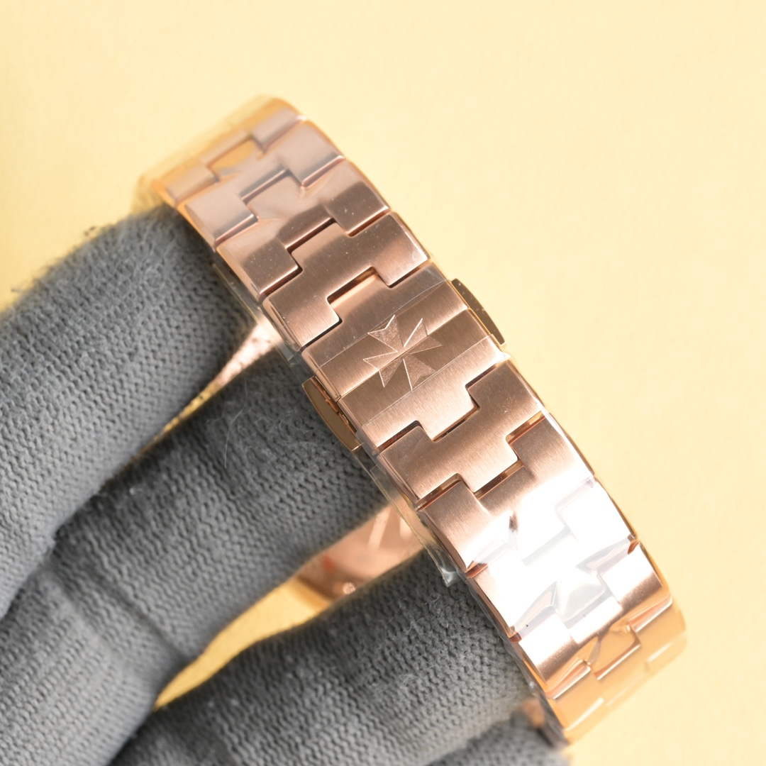 V.C. Danton’s New Overseas Stone Wristwatch with Swarovski Drills - 图片 7