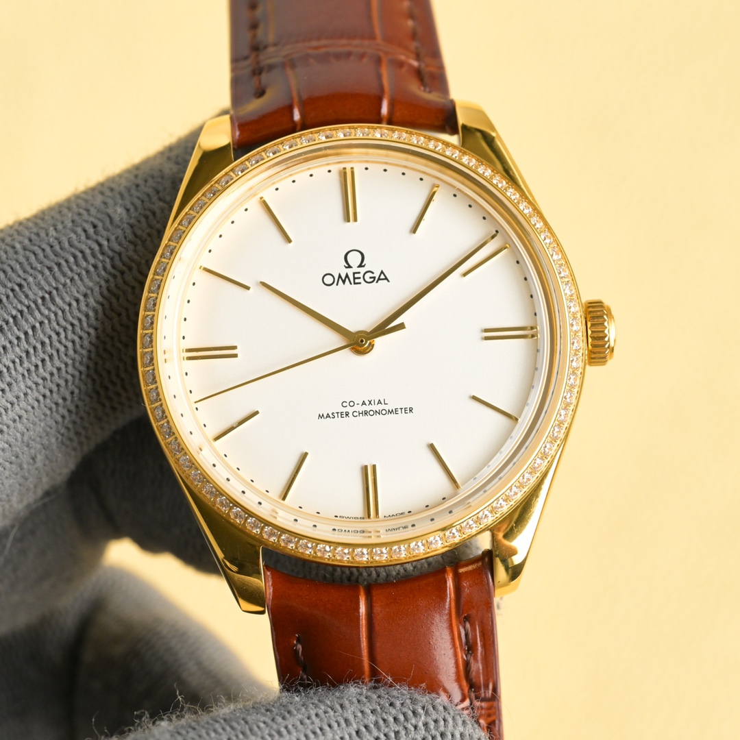 NO:338775,Platinum Rose has launched the OMEGA OMEGA Dish Flying Mingdian Big Three-needle Series Manual Machinery Watch. The Master Chronometer is 40mm in diameter. It took 14 months to buy the original mold opening. The overall case is made of original stainless steel and synchronizes the original polishing technology. The sapphire pot cover mirror is more classy. The arched dial has been processed with dark blue PVD, presenting the polishing effect of sun rays, and can be used with the original. In particular, the buckle logo is carved one by one by one by the fine engraving machine, which is full of three-dimensionality, and it is truly perfect. The only original mold opening belt in the market, the logo is also exquisitely carved. The 2824 movement is used to change to black balance wheel synchronize the official Master Chronometer movement. Through the wear-resistant sapphire glass back, the operation of the movement is clearly visible. Welcome to taste it.,,omega19860909白金玫 重磅推出OMEGA 欧米茄碟飞名典大三针系列手动机械 腕表 至臻天文台表径 40毫米,购入原版开模,历时14个月,整体表壳采用原装精钢材质打造,同步原装打磨技术.采用蓝宝石锅盖镜面更显档次 拱形表盘经过深蓝色PVD处理,呈现出太阳射线的打磨效果, 均可跟原装通用,尤其扣面标志是精雕机一个个雕刻出来,立体感十足,真正做到了完美. 市场唯一原装开模皮带 表扣.标志同样是精雕出来的.采用2824机芯改黑摆轮同步官方至臻天文台机芯,透过耐磨损蓝宝石玻璃表背,机芯的运转美态清晰可见.欢迎广大表友品鉴.,,omega,Watch