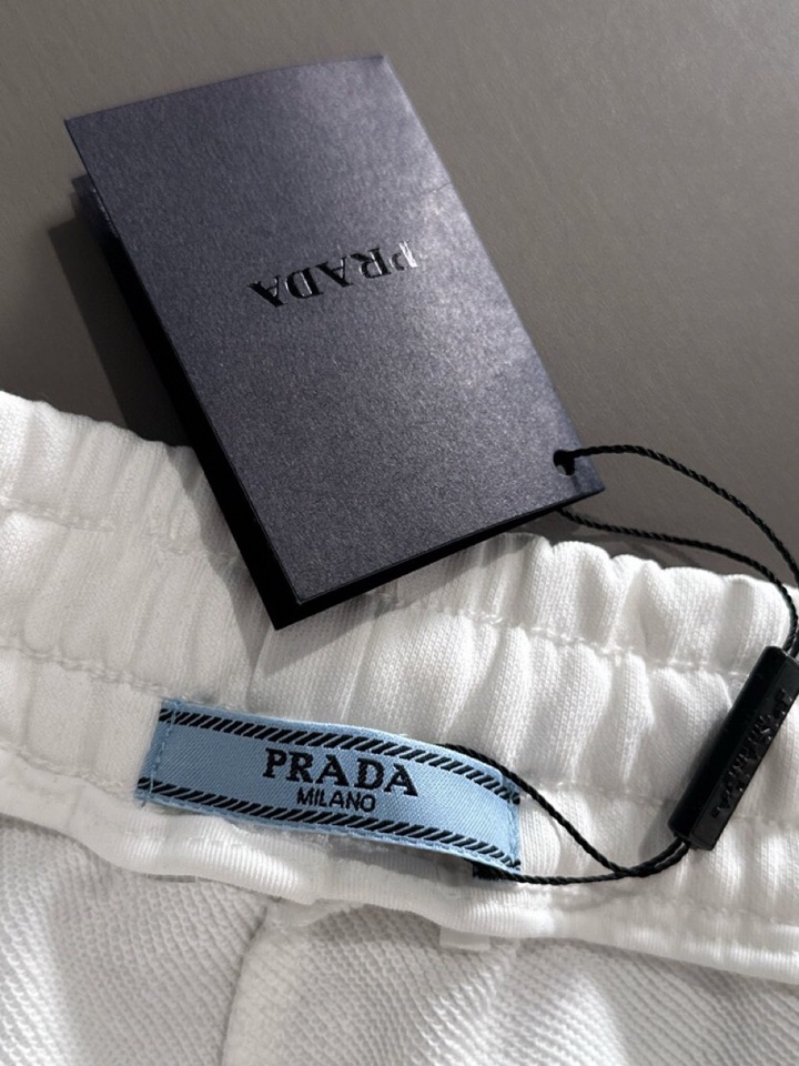🔥Prada 普拉达2025ss经典字母刺绣短裤 爆款定制棉质面料 采用立体绣花工艺 立体清晰可见 面料