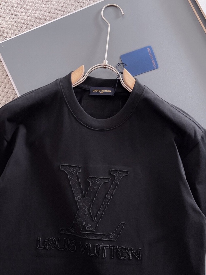 🔥Louis Vuitton 路易威登LV夏季新品短袖圆领T恤，全新中空刺绣工艺，高定面料 玉蚕丝般的丝