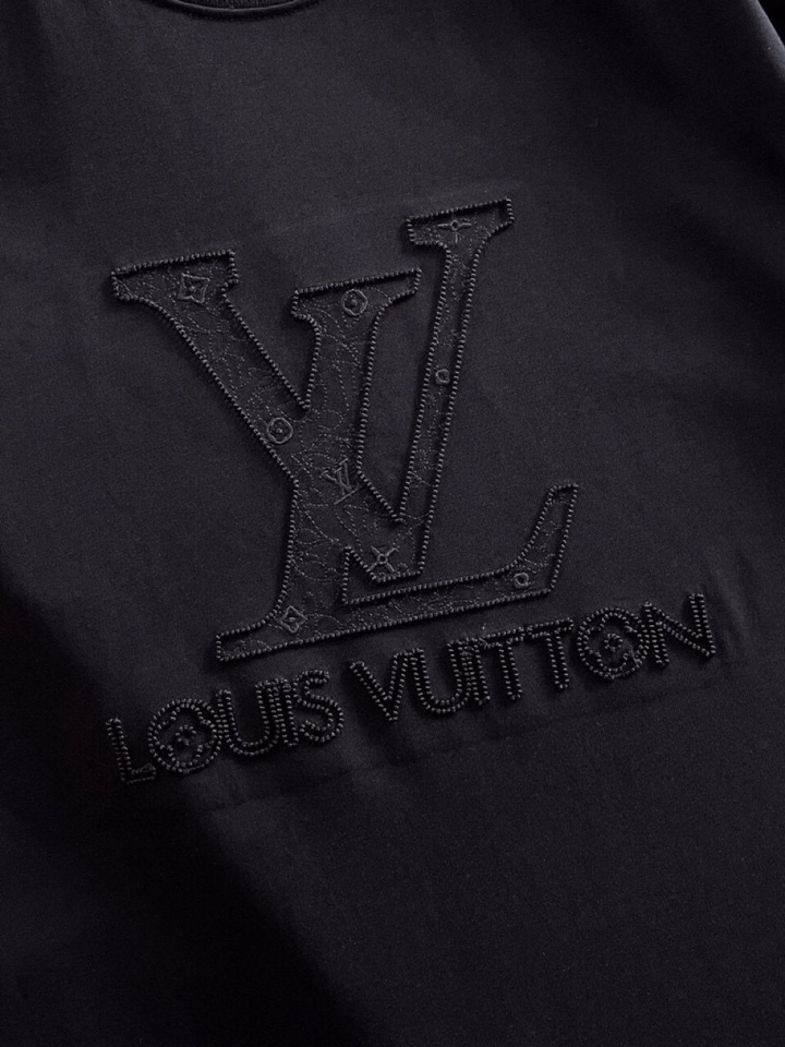 🔥Louis Vuitton 路易威登LV夏季新品短袖圆领T恤，全新中空刺绣工艺，高定面料 玉蚕丝般的丝