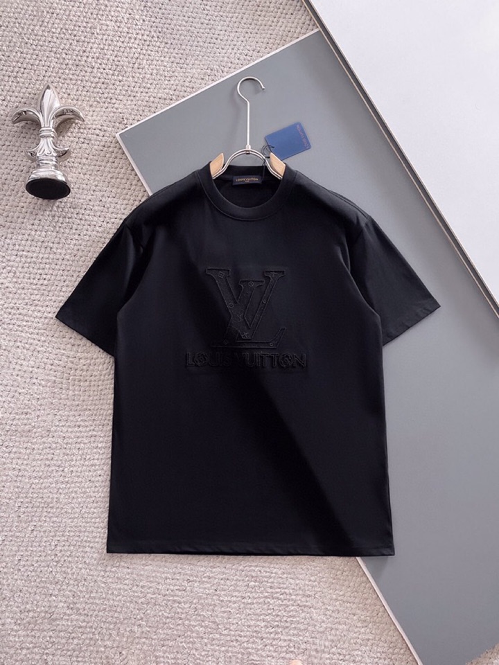 🔥Louis Vuitton 路易威登LV夏季新品短袖圆领T恤，全新中空刺绣工艺，高定面料 玉蚕丝般的丝