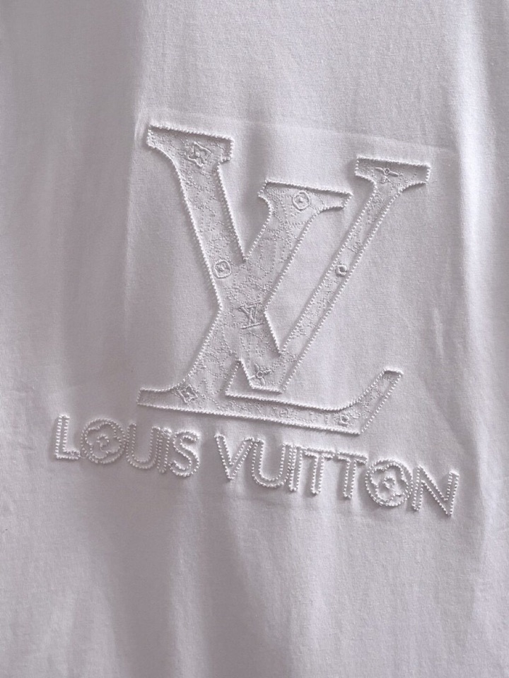 🔥Louis Vuitton 路易威登LV夏季新品短袖圆领T恤，全新中空刺绣工艺，高定面料 玉蚕丝般的丝