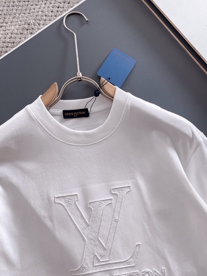 🔥Louis Vuitton 路易威登LV夏季新品短袖圆领T恤，全新中空刺绣工艺，高定面料 玉蚕丝般的丝
