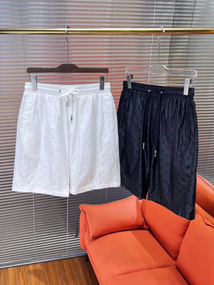  Louis Vuitton 路易威登 LV 驴牌新款男士数码印花短裤，考究的剪裁是品牌工坊精湛工艺的精